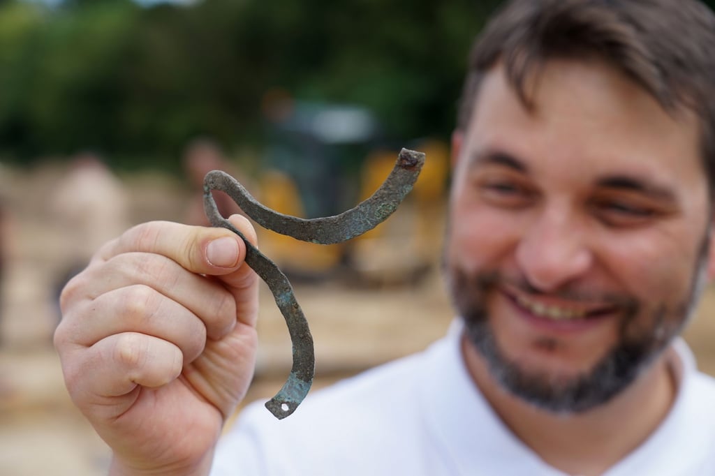 Seit Juni laufen auf dem Gewerbegebiet in Hübitz archäologische Untersuchungen. Der Archäologe Christian Pscheidl präsentiert eines der Fundstücke.