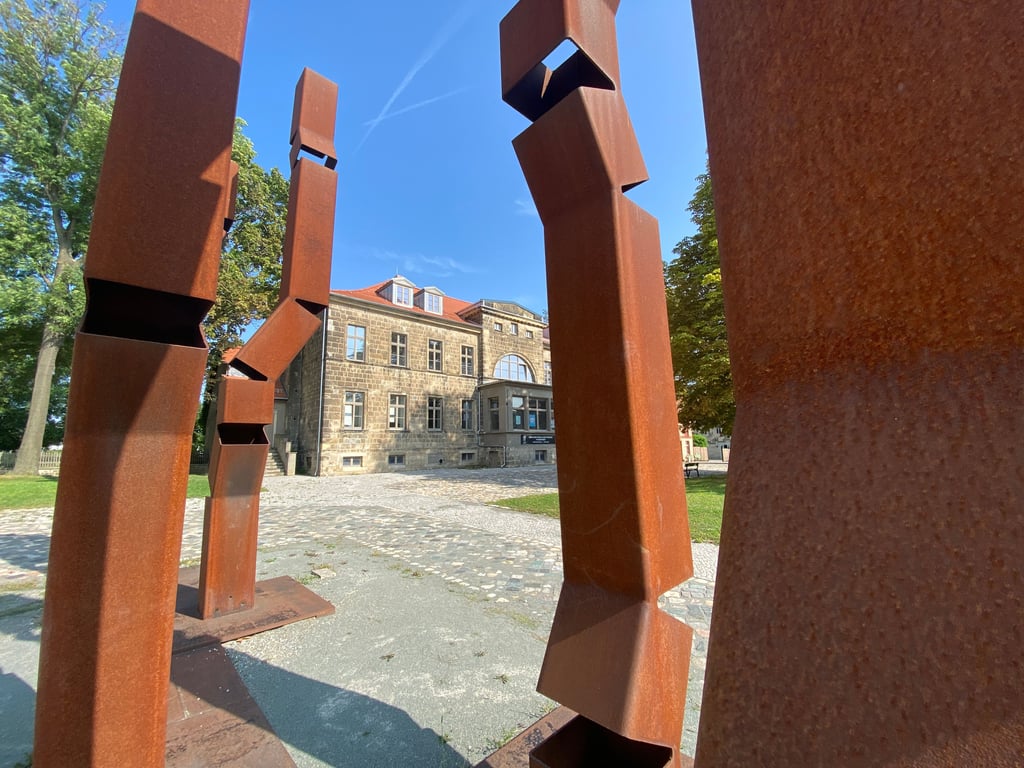 Die Skulptur "Zeitenbrüche" von Johann-Peter Hinz auf dem Hof des Burchardiklosters Halberstadt, im Hintergrund das Cage-Haus. Kunst ist den Ehrenamtlern des Cage-Orgel-Projektes wichtig - auch hörbare.