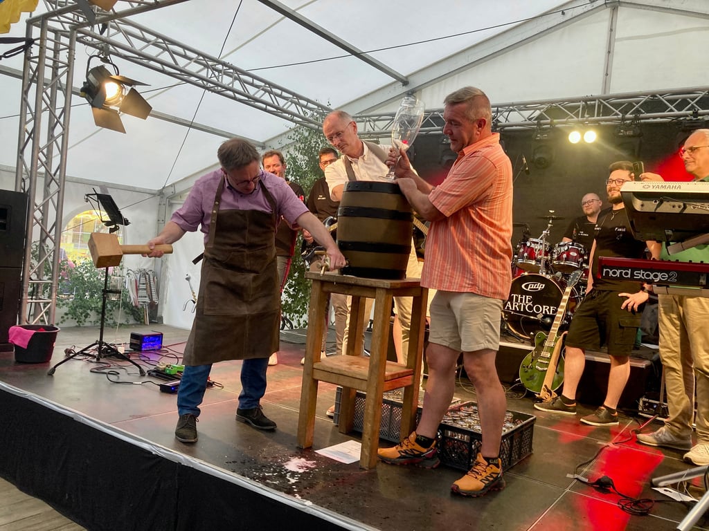 Jevers Bürgermeister Jan Edo Albers übernahm die ehrenvolle Aufgabe mit dem Fassbieranstich das Zerbster Heimat- und Schützenfest zu eröffnen. Unterstützt haben Zerbsts Bürgermeister Andreas Dittmann und Festwirt Mario Siewiera.