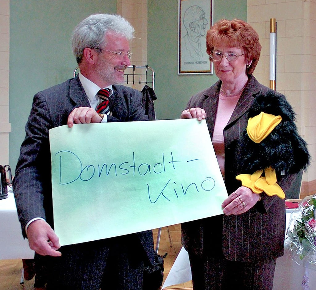 Namensentscheidung 2005: Der damalige OB Reiner Rumprecht gratulierte Margot Geisler zu ihrem erfolgreichen Vorschlag: Domstadtkino
