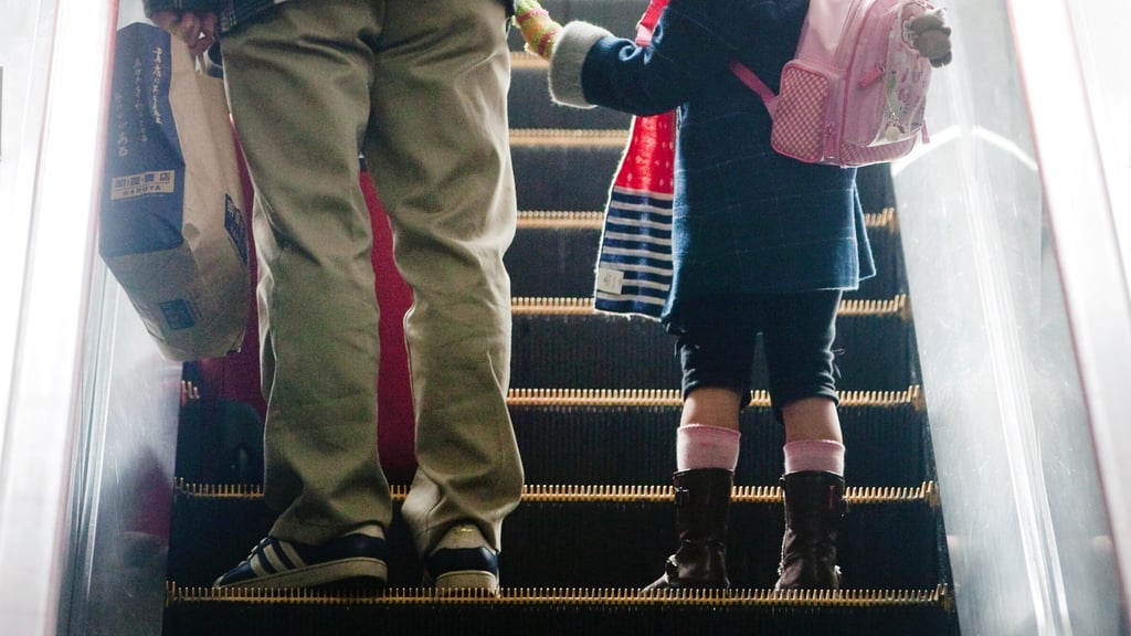 Rolltreppen sind für Kinder oft spannend, stellen sie aber auch vor Herausforderungen.