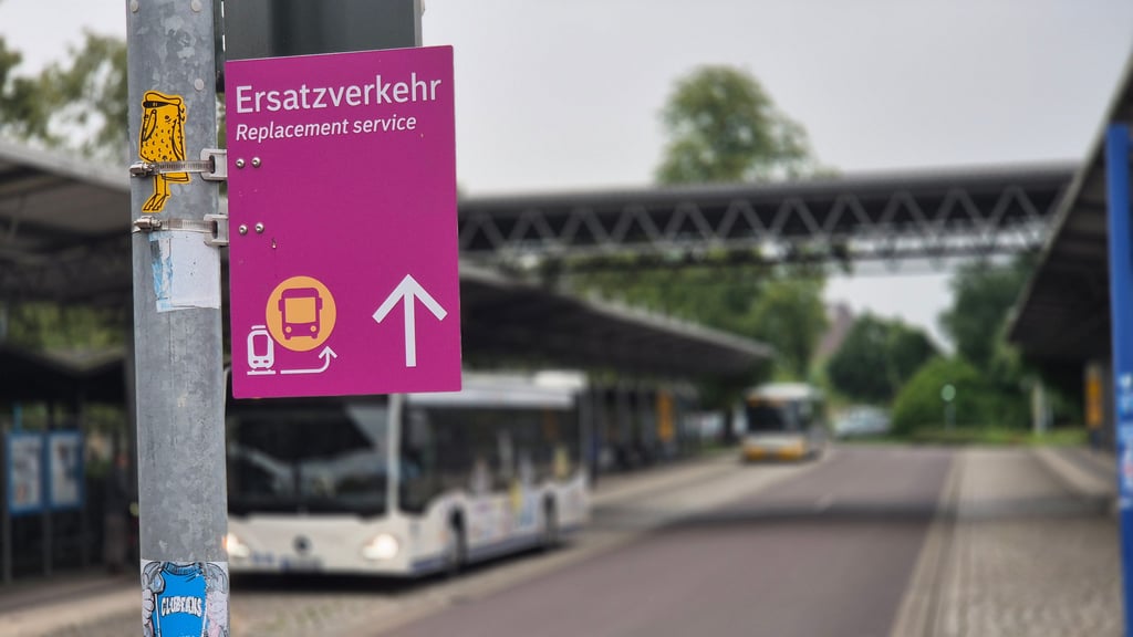 Schienenersatzverkehr für ausgefallene Züge: Die Ersatzbusse fahren vom 25. bis 28. Juli vom Stendaler Busbahnhof direkt neben dem Hauptbahnhof ab.