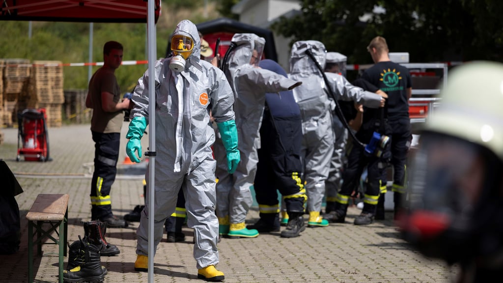 Nach dem Einbruch in die Osterwiecker Arsenfabrik hat die Feuerwehr unter Vollschutz die verteilten Flaschen mit Reinst-Arsen aufgesammelt.