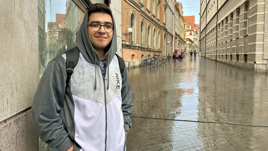 Asylbewerber Mohammad Rasol Satarzoda erzählt vom Alltag mit der Bezahlkarte.