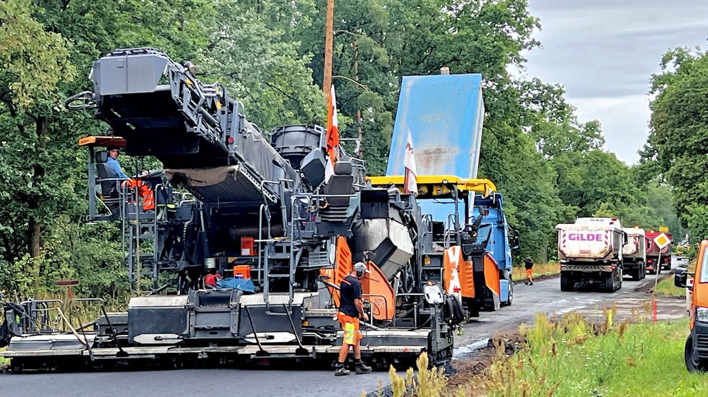 Hier wird gerade am Abzweig zur alten Bundesstraße 188 bei Wust die Tragschicht aufgetragen.