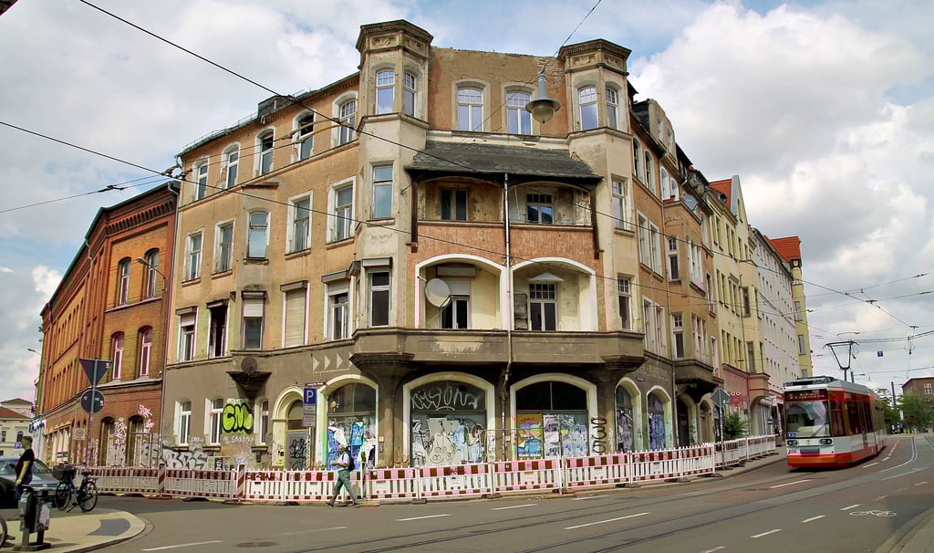 Die Giebel an der Dachkante wurden abgenommen. Und nach wie vor riegeln Warnbaken das Haus in der Großen Steinstraße 34 ab.