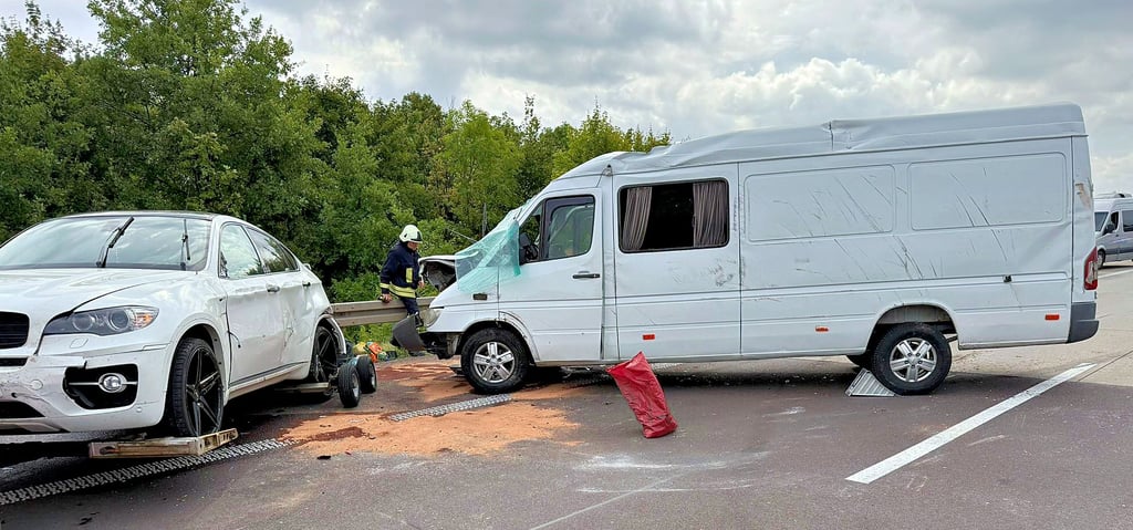 Zu einem Unfall mit mehreren Fahrzeugen ist es Freitagvormittag auf der Autobahn 14 gekommen. Die Fahrbahn Richtung Magdeburg war zwischenzeitlich voll gesperrt.