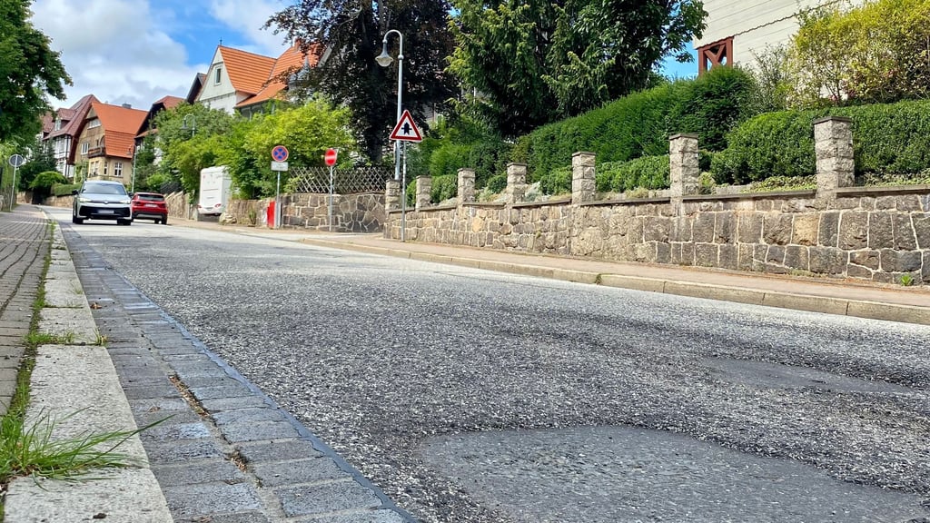 Auf dem Eisenberg in Wernigerode wird die löchrige Fahrbahndecke erneuert.