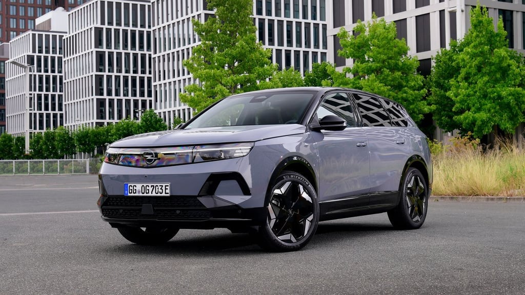 Mehr Leistung für die E-Version: Auf Wunsch bekommt der Opel Grandland einen zweiten Motor und damit 239 kW/325 PS.