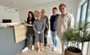 Nadine (links) und Björn Thomas (rechts) mit Ellen Krumbach (Campleitung, von links), Tom Schnur (Hausmeister) und Marcel Schmuck (IT) in der neuen, klimatisierten Rezeption, die allen Komfort bietet, die es für einen modernen Arbeitsplatz braucht. 