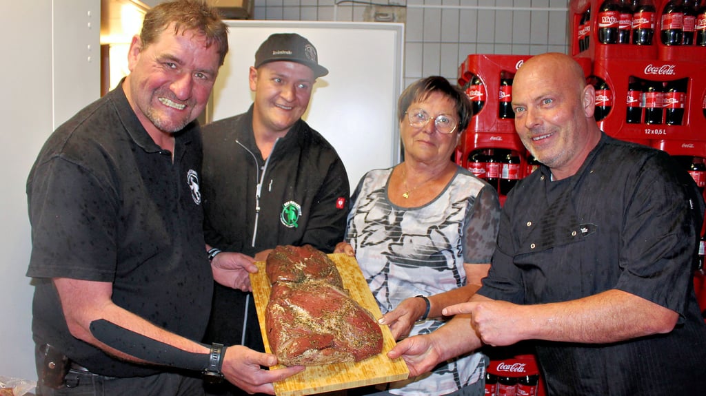 Daniel, Lucas und Ursula Steinhoff sowie Fleischermeister Torsten Müller (von links) präsentieren den neuen Brockenschinken aus dem Harz.
