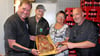 Daniel, Lucas und Ursula Steinhoff sowie Fleischermeister Torsten Müller (von links) präsentieren den neuen Brockenschinken aus dem Harz.  