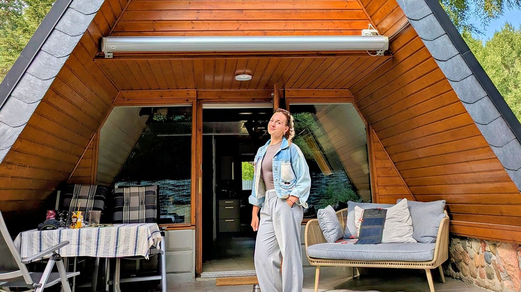 Gina Krebs vor dem Tiny House in Plötzky, das sie zusammen mit ihrer Familie renoviert hat und nun für Gäste zur Verfügung stellt.