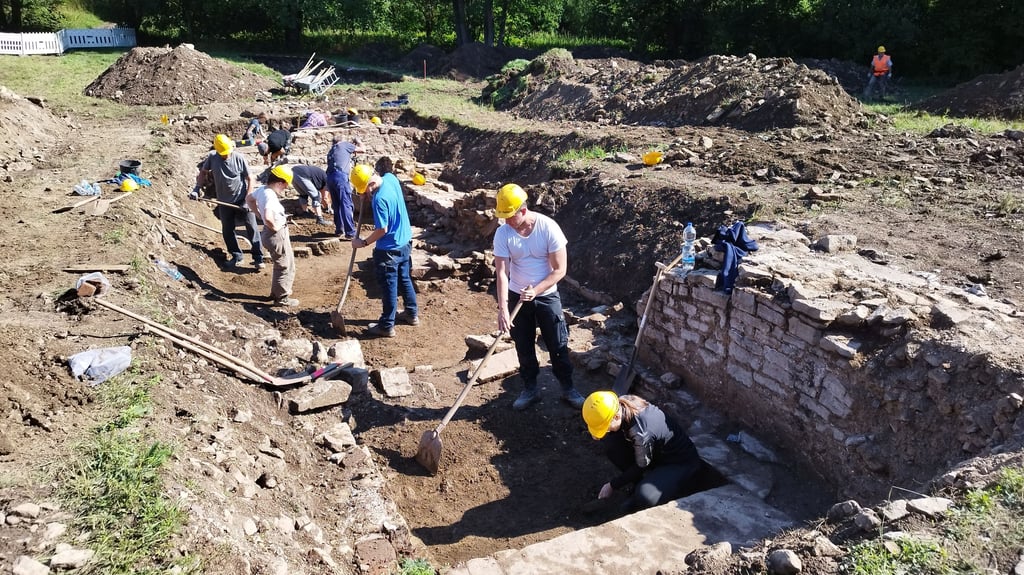 Noch bis Mitte August untersuchen Archäolgen und ehrenamtliche Geschichtsfans die Klosterruine Himmelpforte nahe Wernigerode.