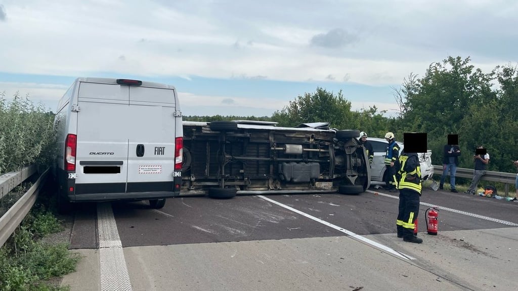 Zu einem Verkehrsunfall ist es am Freitagmorgen auf der A14 auf Höhe der Ortslage Schönebeck in Fahrtrichtung Magdeburg gekommen. Die Autobahn war zwischenzeitlich voll gesperrt.