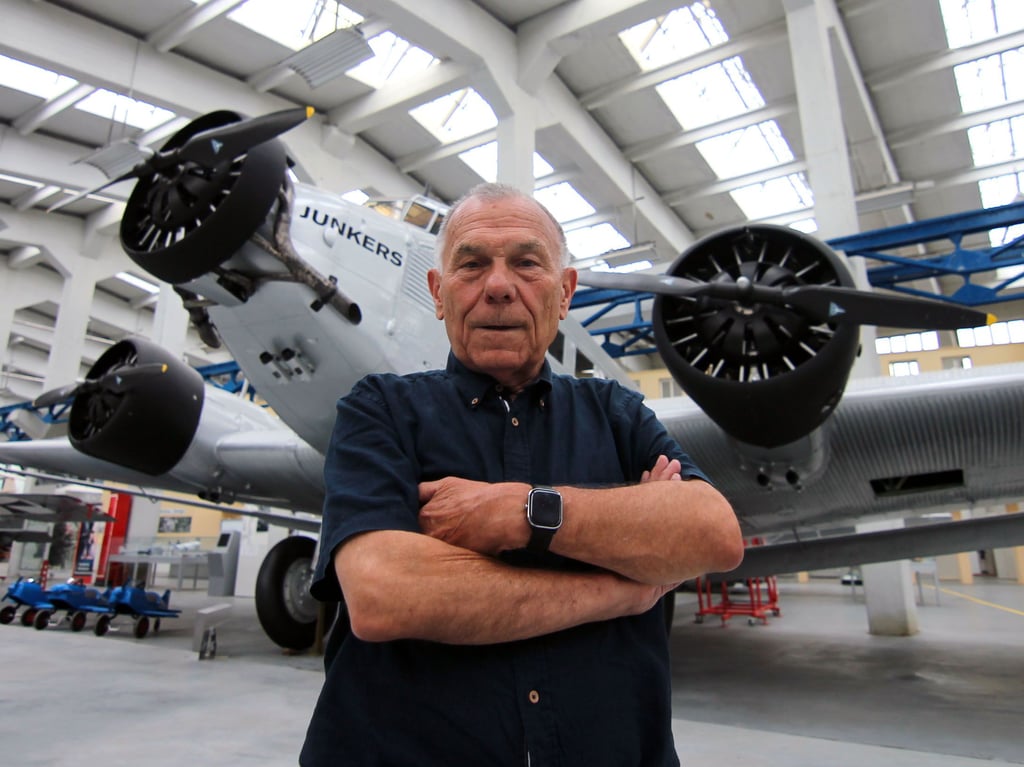 Einst flog er selbst in alle Welt: Der Pilot Gerd Fucke steht im Technikmuseum „Hugo Junkers" in Dessau vor einer geretteten Ju52.