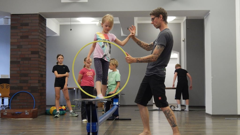 Beim Zirkusworkshop vonnZirkuspädagoge Michael Prosi können die Kinder viele verschiedene Übungen ausprobieren.