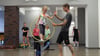 Beim Zirkusworkshop vonnZirkuspädagoge Michael Prosi können die Kinder viele verschiedene Übungen ausprobieren. 