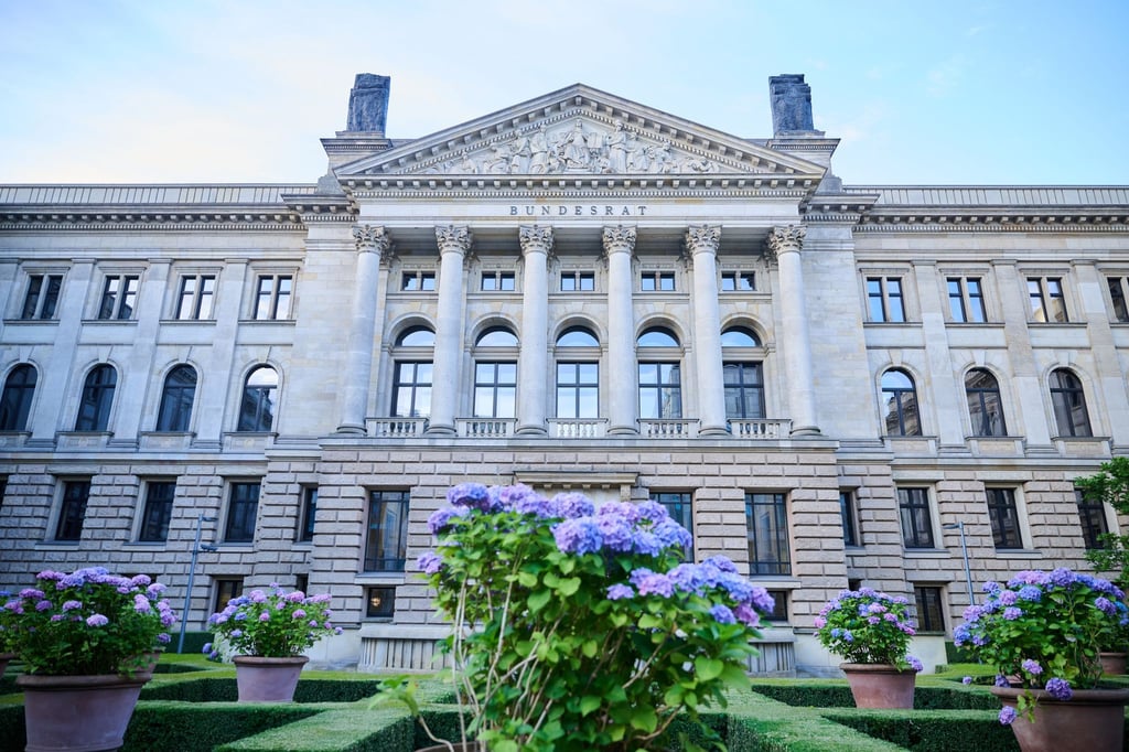 Der Bundesrat will zum Berliner CSD die Regenbogenfahne hissen. (Archivbild)