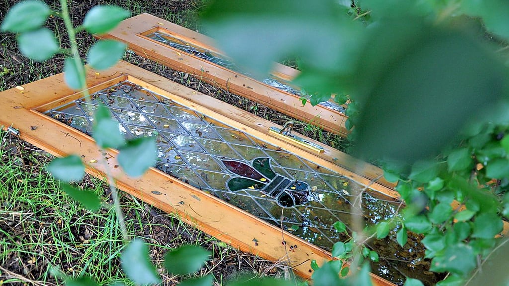 In einem Waldstück bei Stendal-Borstel wurde eine Tür samt passendem Holz-Glas-Element illegal entsorgt.
