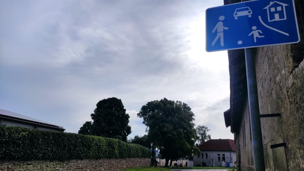 Seit wenigen Tagen ist im Bereich der Kindertagesstätte Veltheim (hinten) eine verkehrsberuhigte Zone ausgewiesen, um insbesondere die Kinder zu schützen. Fahrzeuge dürfen nur noch mit Schrittgeschwindigkeit fahren.