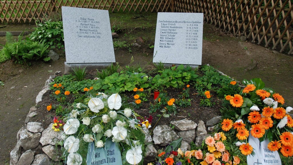 Das Grab der in den letzten Kriegstagen 1945 in Treseburg getöteten deutschen Soldaten und Hitlerjungen. Auf den Gedenktafeln sind ihre Namen eingeprägt.