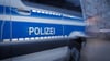 Eine Gruppe Jugendlicher hat in Halle zwei Männer angegriffen.