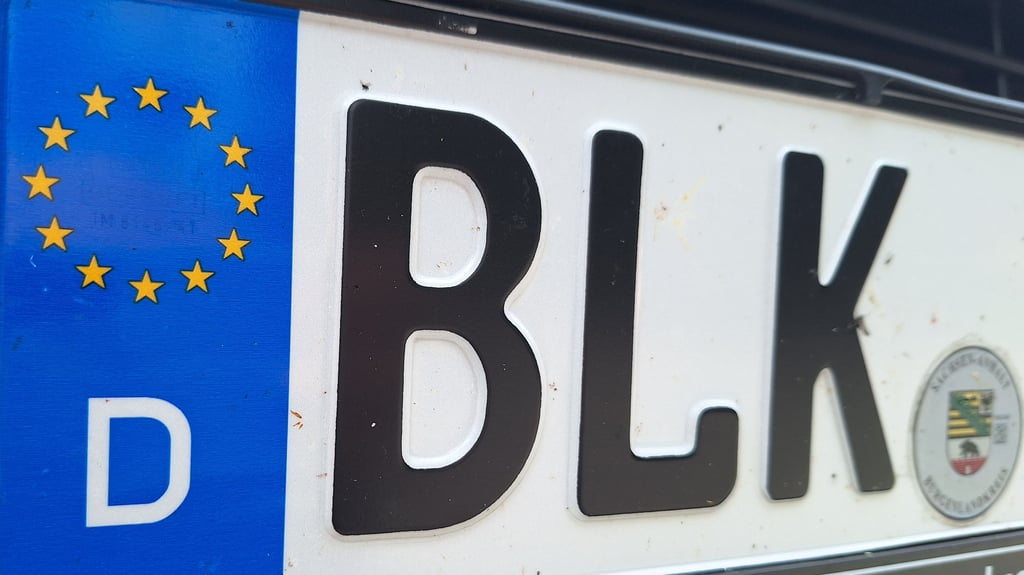 Wer dieser Tage im Burgenlandkreis sein Auto zulassen möchte, muss mit langen Wartezeiten vor der Zulassungsstelle rechnen.