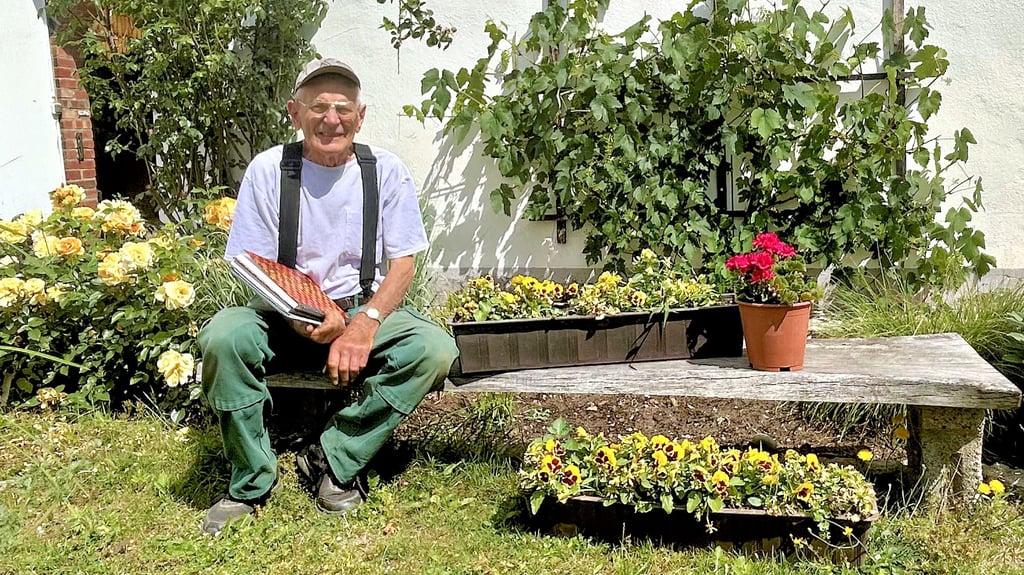 In seinem Garten pflegt er, was andere übersehen: Pflanzen und Geschichte.