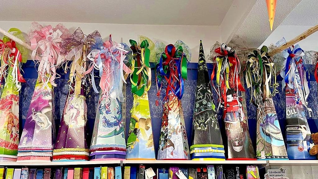 Pferde- und Comicfiguren-Design sind in diesem Jahr der Zuckentütenrenner. Diese werden von großen, farblich passenden Schleifen gekrönt.