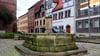 Dieses Foto aus dem Jahr 2019 zeigt den teils beschädigten Klosterbrunnen. Ein Pinienzapfen auf der Spitze ist da bereits verschwunden.