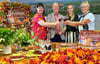 Kerstin Schmidt, Paul Koller, Alexandra Stöhr und Silvia Ristow von der Stadt Bernburg stoßen  auf den bevorstehenden Weinmarkt an. 