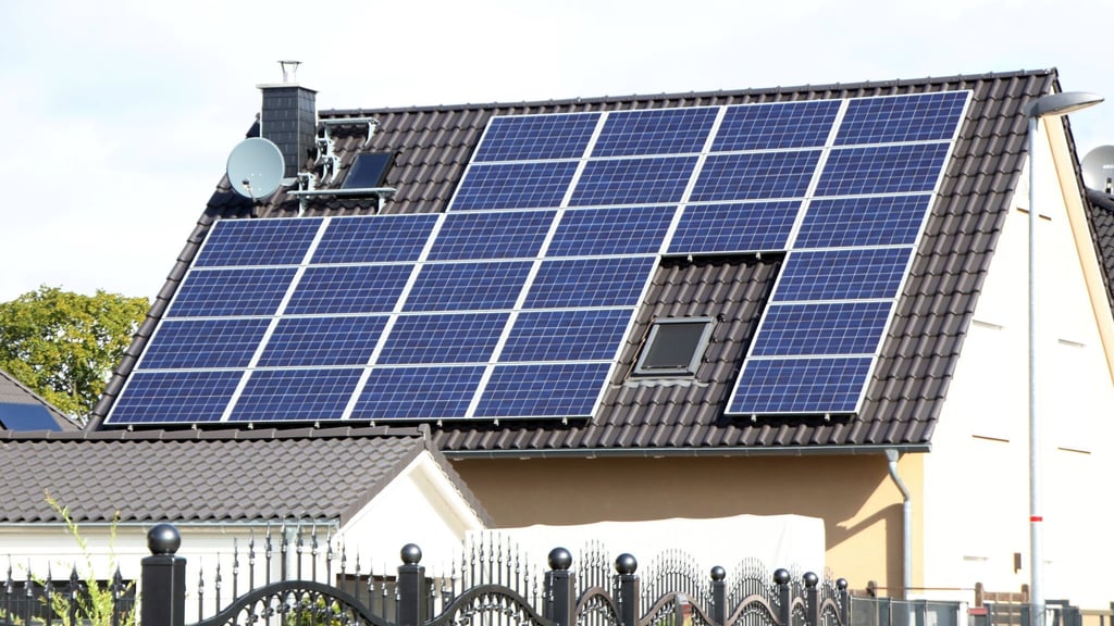Wer seine PV-Anlage noch vor dem 1. August ans Netz bringt, profitiert von einer geringfügig höheren Vergütung. Erfolgt die Installation erst nach dem Stichtag, gelten reduzierte Sätze.
