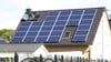 Wer seine PV-Anlage noch vor dem 1. August ans Netz bringt, profitiert von einer geringfügig höheren Vergütung. Erfolgt die Installation erst nach dem Stichtag, gelten reduzierte Sätze.