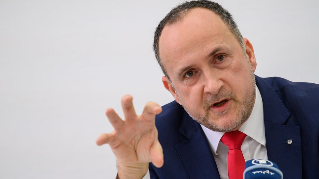 Rechnungshofpräsident Kay Barthel stellt den Bericht zum Haushalt des Landes vor. (Archivbild)