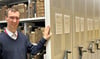 Leitet das Kirchenkreisarchiv: André Junghänel steht vor Büchern und anderen Materialien aus Wettin.