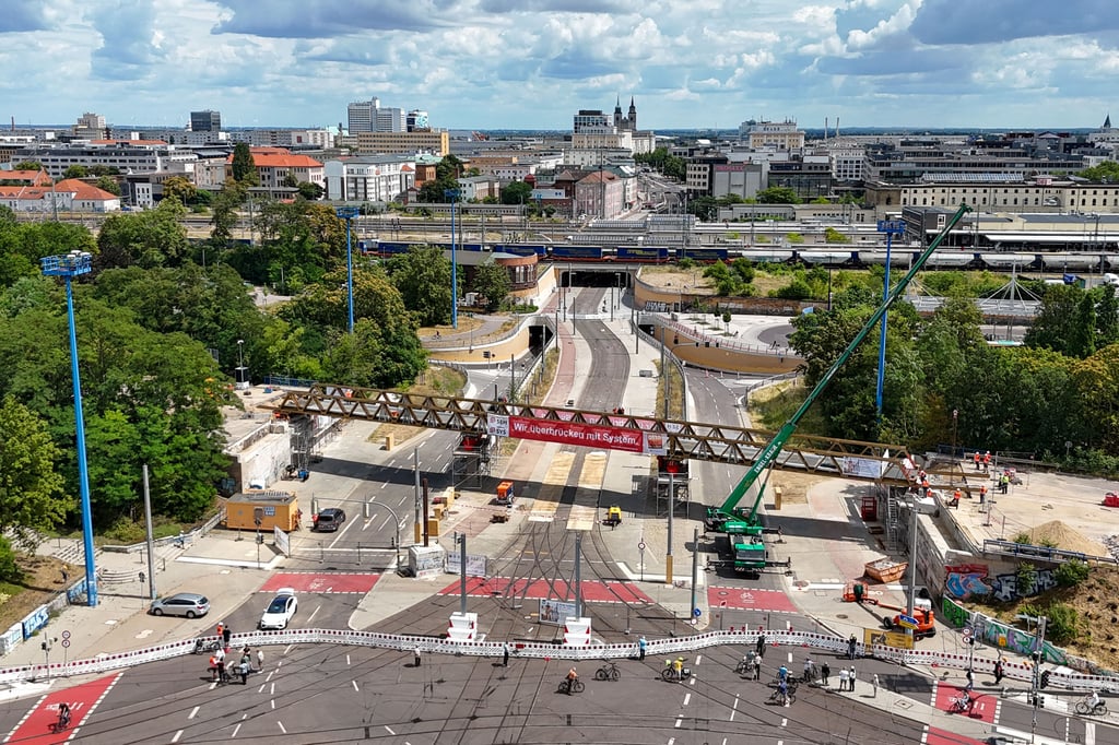Im Juli 2025 wurde die erste von zwei Behelfsbrücken für den Magdeburger Ring am Damaschkeplatz eingeschoben. In der nächsten Woche folgt nun die zweite.