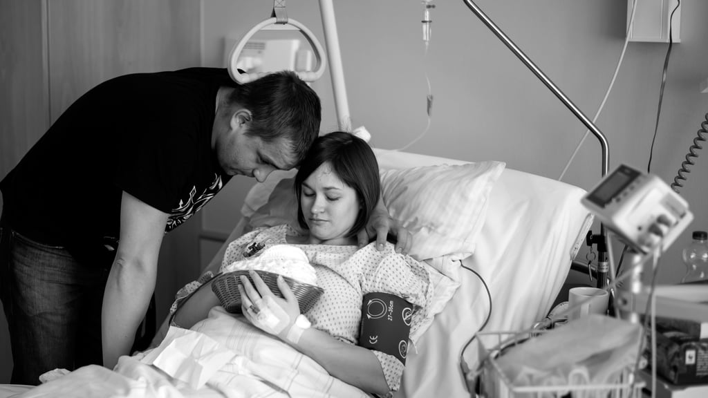 Lydia Kulot fertigt als Sternenkind-Fotografin ehrenamtlich stilistische Erinnerungsfotos für betroffene Eltern an. Die Magdeburgerin Sarah Zech und ihr Sternenkind Aaro gehörten zu ihren ersten Einsätzen.