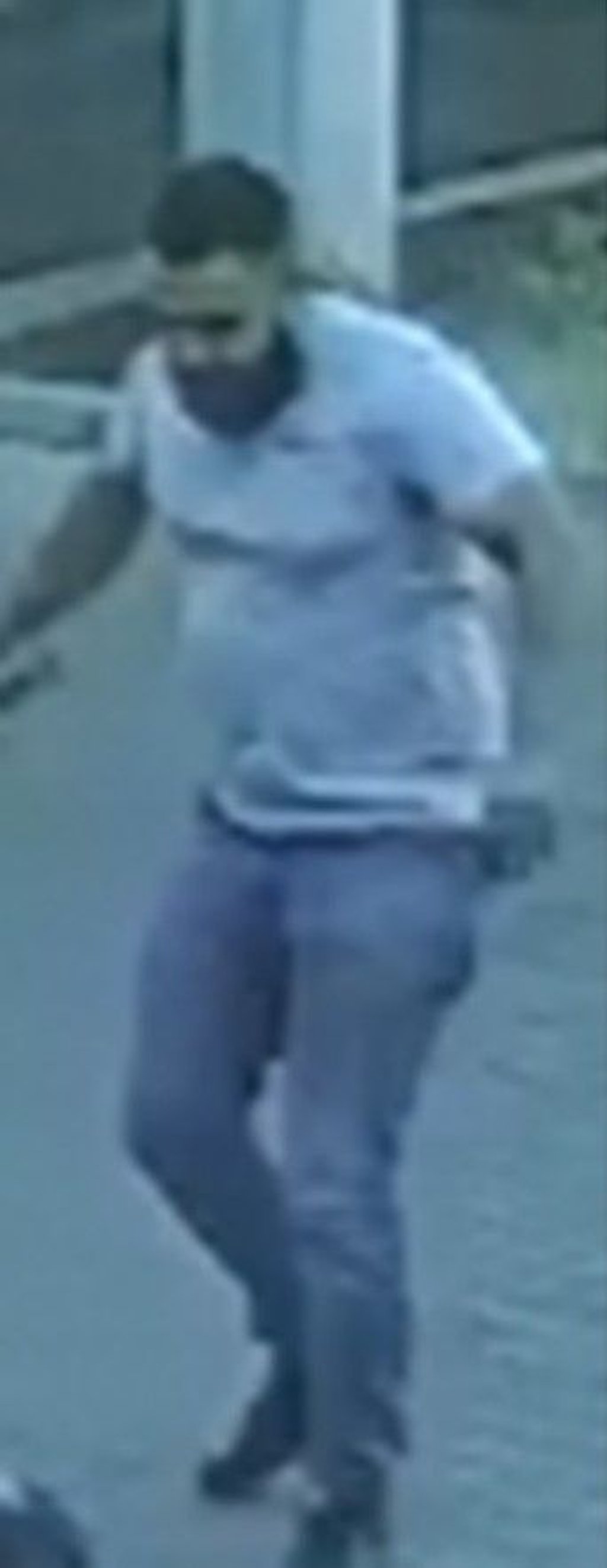 Die Polizei sucht nach einem Angriff in Magdeburg diesen Mann.