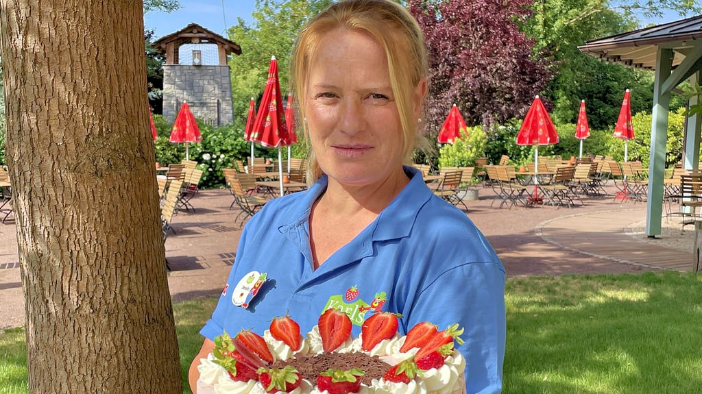 Daniela Wende backt in Karls Rittergut in Loburg zusammen mit ihrem Team sieben bis acht Torten am Tag und fünf bis sechs Blechkuchen