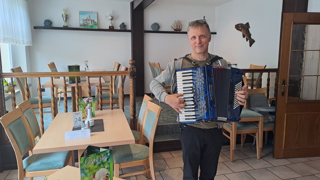 Harzer Jodlermeister Andreas Knopf im Hotel „Forelle“ in Treseburg, das er seit 2021 leitet.