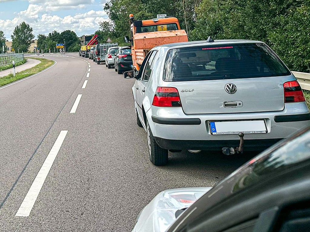 Ampeln regeln den Verkehr durch die Baustelle am Kreuzungsbereich zwischen Neugattersleben und Bernburg.