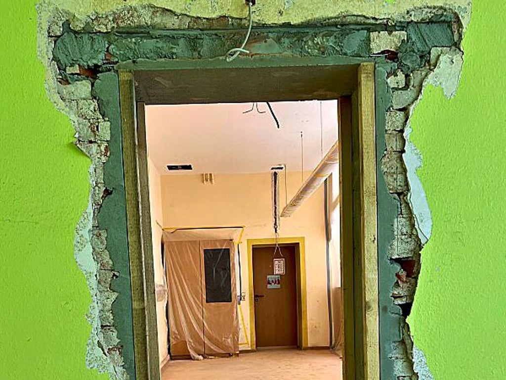 Ein Türdurchbruch wurde in der Diesterweggrundschule für einen zweiten Fluchtweg vorgenommen.