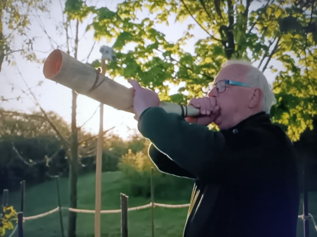 Michael Dapper bläst während der Fernsehdokumentation „Geschichte der Sachsen“ auf Arte in ein Kuhhorn.