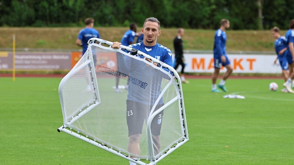 Baris Atik ist sich nicht zu schade, beim 1. FC Magdeburg auch die Tore zu tragen.