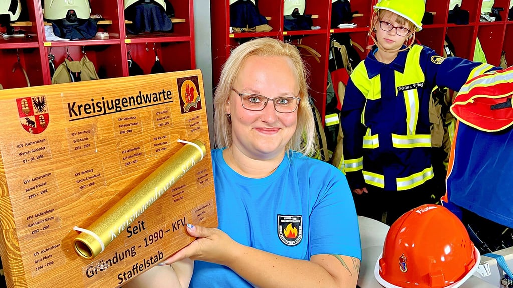 Swana Pflug ist die neue Jugendwartin des Kreisfeuerwehrverbandes. Tochter Melina Charlotte (r.) ist mächtig stolz.