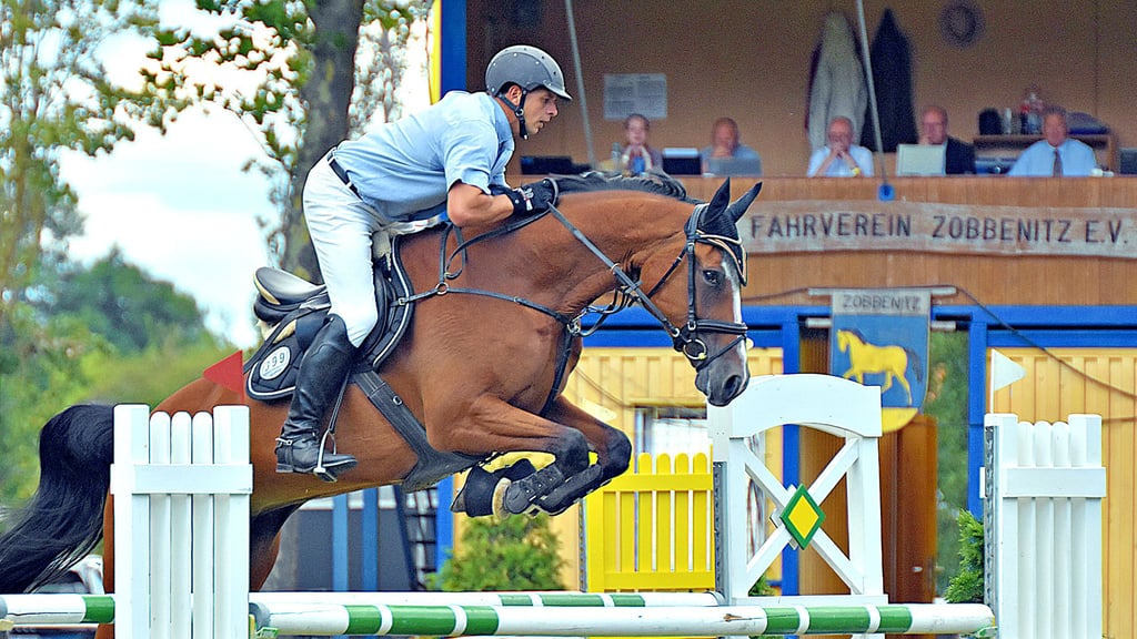 Christian Paarmann aus Calvörde überwandt bei einem Turnier in Zobbenitz auf seinem Pferd Queeny ohne Fehler und in Bestzeit bei der Zwei-Phasen-Springreitprüfung der Klasse L die Hindernisse und gewann damals den Bördecup.