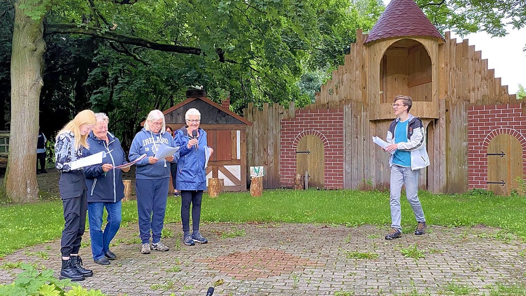 Die Geißlein um Christine Graf (m.) proben mit Constantin Jagusch (r.) auf der Bühne in Redekin.