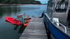 Das Trio war auf einer Konstruktion aus Surfbrettern und einer Bierbank auf dem Brombachsee unterwegs. Bild: Polizei Mittelfranken