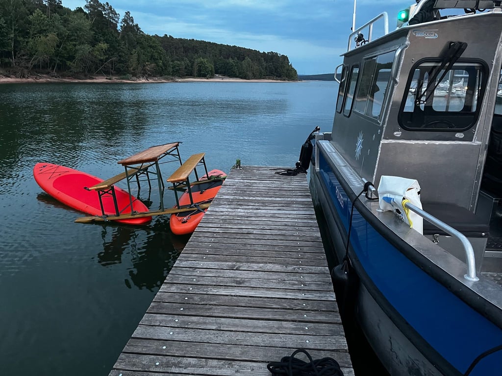 Das Trio war auf einer Konstruktion aus Surfbrettern und einer Bierbank auf dem Brombachsee unterwegs. Bild: Polizei Mittelfranken